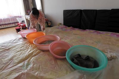 尚义楼上漏水，住户失联，小区没物管，业主维权难！律师来支招……